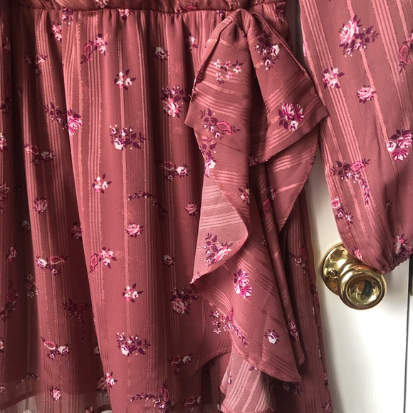 NWT Altar’d State Woman’s Surplice Neckline Floral Dress - Picture 7 of 9